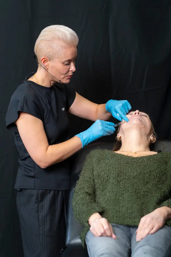 Dr Raquel Amado is performing a live demonstration during Interface Expo. She is injecting the face of a patient model.